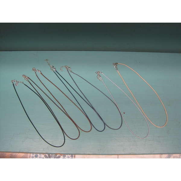 Kaulanauha hopeisella lukolla