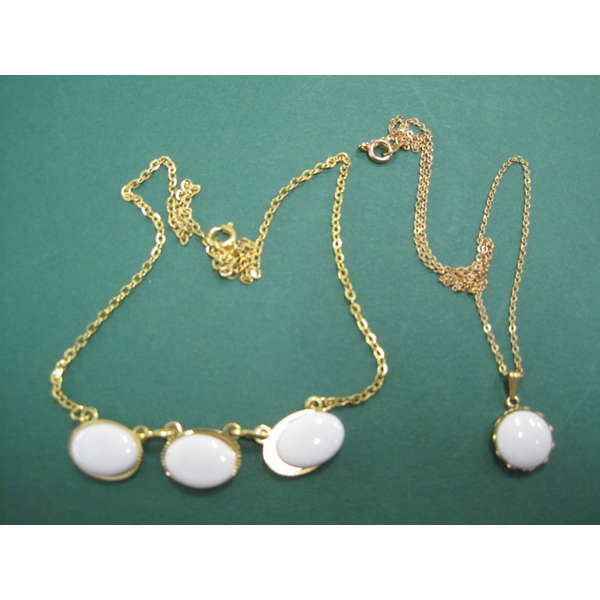 Kultaisia kaulakoruja